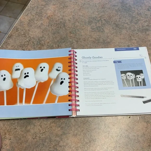 Bakerella Cake Pop Cookbook - Picture 13 of 16